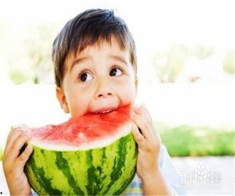 娱乐吃瓜酱小孩发疯,小孩发疯事件引发全网热议